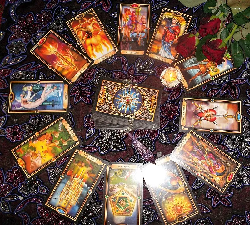 Tarot 806 - círculo de cartas con péndulo